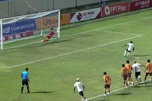 Thủ môn cao 1m91 của ĐT Việt Nam xuất sắc cản phạt đền ở V-League, ghi điểm mạnh mẽ với HLV Kim Sang Sik