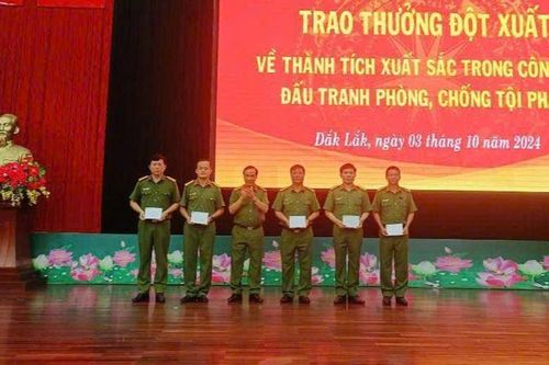 Khen thưởng Công an huyện Ea H'leo về thành tích phá nhanh vụ cướp tiệm vàng