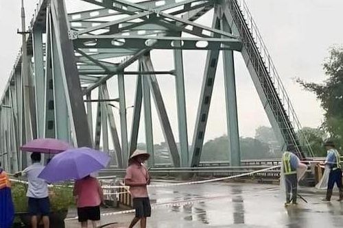 Từ chiều nay, cấm tất cả phương tiện và người lưu thông qua cầu Yên Bái