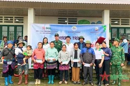 Nâng bước em tới trường sau những ngày bão lũ ở A Lù