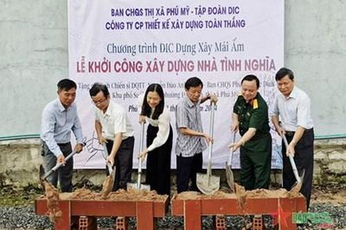 Ban CHQS thị xã Phú Mỹ phối hợp khởi công xây dựng nhà tình nghĩa quân dân