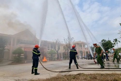 Diễn tập phương án chữa cháy và cứu nạn cứu hộ tại trụ sở UBND phường Hòa Xuân