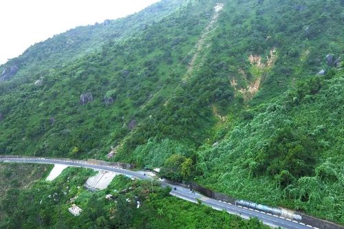 Tiềm ẩn nguy cơ sạt lở trên đèo Hải Vân