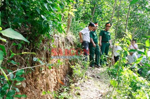 Vết nứt núi Mang Kà Muồng đang lan rộng, gây nguy hiểm nhà dân