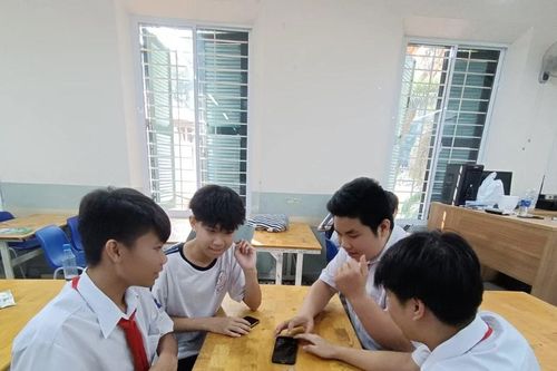 Sở GD-ĐT TPHCM lên tiếng trước đề xuất cấm học sinh dùng điện thoại trong trường