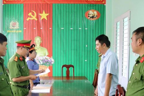 Cán bộ địa chính lạm dụng tín nhiệm chiếm đoạt tài sản