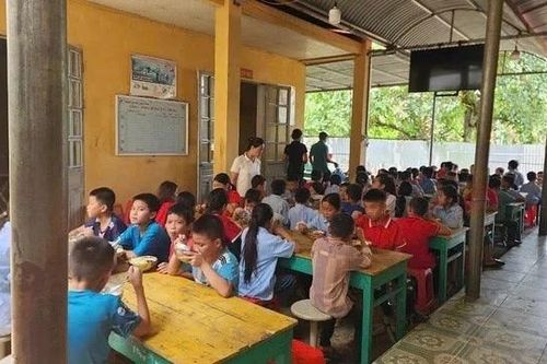 Nỗ lực 'tái thiết' tinh thần thầy và trò sau bão lũ