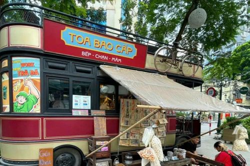 Toa tàu điện đưa du khách trở về Hà Nội thời bao cấp