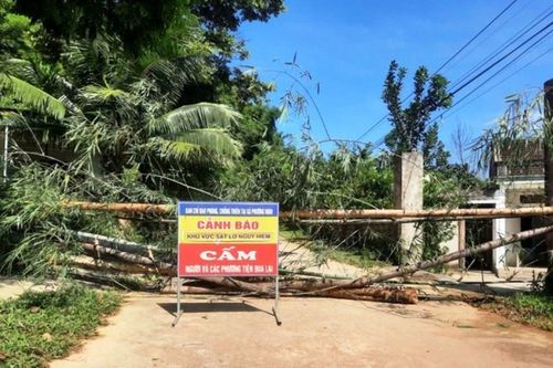 Xuất hiện vết nứt lớn trên đồi, Thanh Hóa di dời khẩn cấp nhiều nhà dân