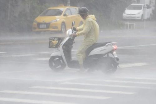 Bão Krathon đổ bộ Đài Loan (Trung Quốc), khuyến cáo người dân tìm nơi trú ẩn