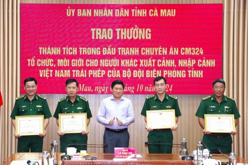 Trao khen thưởng cho cán bộ BĐBP Cà Mau có thành tích trong đấu tranh thành công Chuyên án CM324