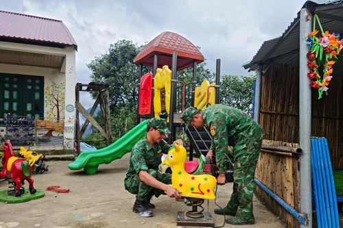 'Nâng bước em tới trường' sau những ngày bão lũ ở A Lù
