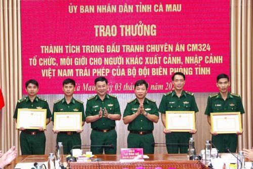 Tặng Bằng khen cho quân nhân BĐBP Cà Mau trong Chuyên án CM324