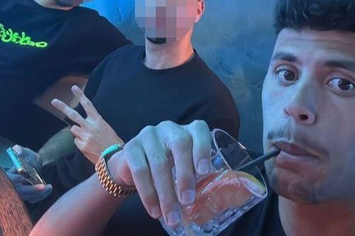 Ngôi sao của Man City bị bắt vì cướp điện thoại của fan hâm mộ