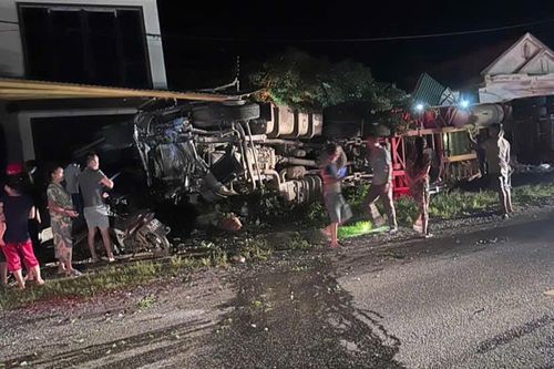 Xe đầu kéo mất lái lật nghiêng trên quốc lộ, 4 nhà dân bị hư hỏng