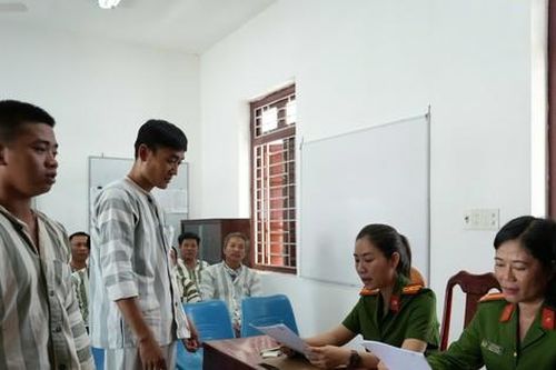 Bình Thuận trao quyết định đặc xá cho 6 phạm nhân