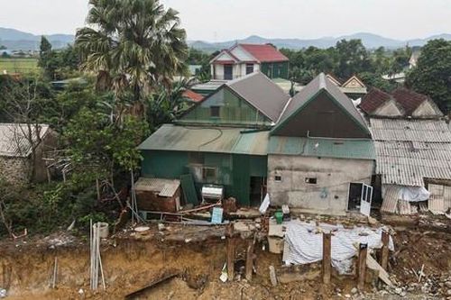 Ngày đêm xây kè khắc phục sạt lở bờ sông ở Hà Tĩnh