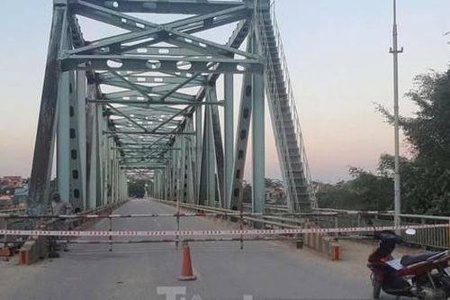 Nước dâng cao, cấm người và phương tiện qua cầu Yên Bái