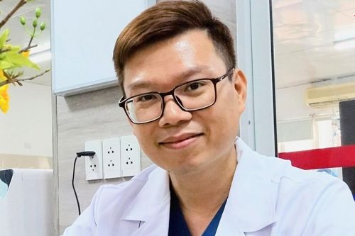 'Bố tôi 80 tuổi, bị ung thư nhưng mỗi lần đến viện K luôn mang theo cuốn sách'
