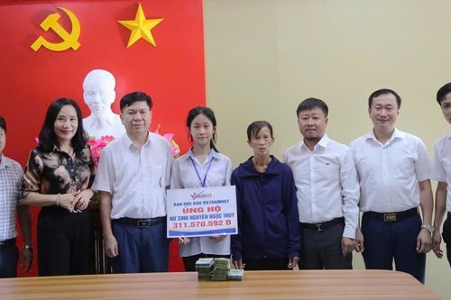 Nữ sinh bán rau ở Hà Tĩnh được bạn đọc VietNamNet ủng hộ hơn 300 triệu đồng