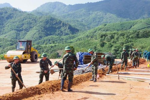 Giữa tháng 10 sẽ lắp đặt 4 nhà đầu tiên ở khu tái định cư Làng Nủ