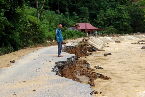 Nguy hiểm rình rập trên tuyến đường vào xã Bảo Thắng (Kỳ Sơn) sau mưa lũ