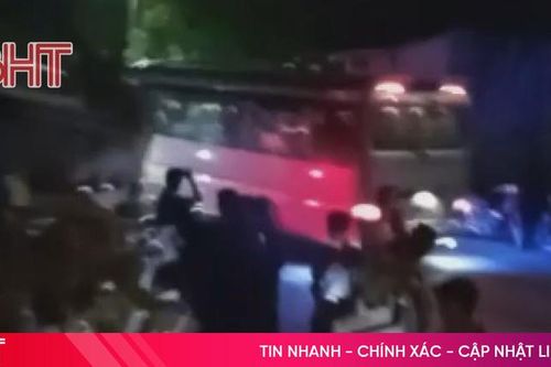 Hiện trường xe container mất lái, đâm vào 4 nhà dân trên quốc lộ 15A