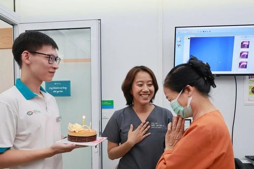Người mù lòa bước sang 'trang mới' nhờ các nghĩa cử cao đẹp