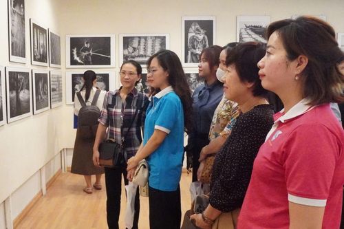 TP Hồ Chí Minh: Khai mạc triển lãm ảnh nghệ thuật 'Nghề thủ công truyền thống'