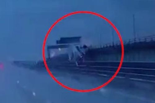 Clip: Xe tải đâm xuyên qua rào chắn, rơi khỏi cầu vượt từ độ cao 9m