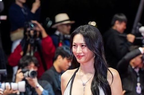 Nữ diễn viên Claudia Kim gây chú ý trên thảm đỏ Liên hoan phim quốc tế Busan