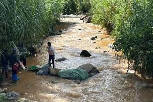 Tìm thấy thi thể tài xế bị nước cuốn trôi khi lái xe qua đập tràn ở Đà Lạt
