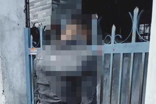 Điều tra vụ thi thể người đàn ông treo trên hàng rào sắt