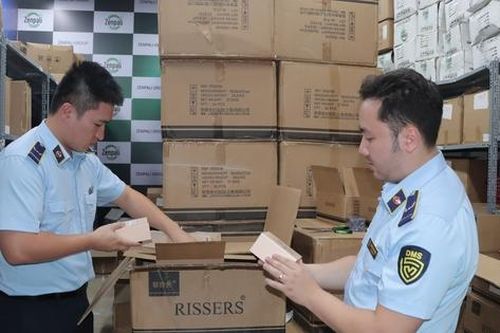 Thu giữ hơn 10.000 chai nước hoa không rõ nguồn gốc của một 'hot Tiktoker'