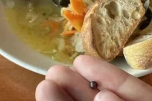 Đang thưởng thức hải sản trong nhà hàng, người đàn ông bỗng nhả được món trang sức quý hiếm