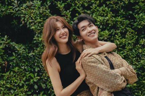 Thúy Ngân ôm bạn trai khi xuống phố