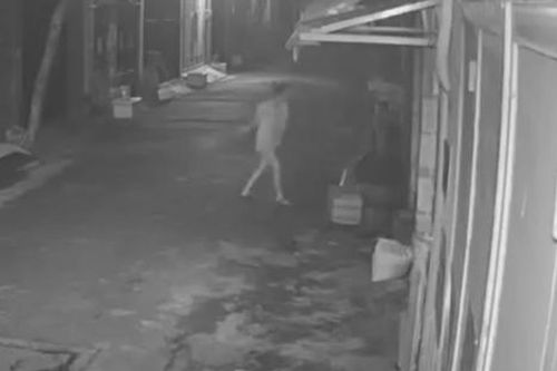 Hàng xóm 'hành động lạ' giữa đêm, cả khu hẻm mệt mỏi cầu cứu, nhiều người bán nhà bỏ đi
