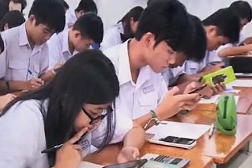 Cấm sử dụng điện thoại trong trường học: Mỗi nơi một kiểu