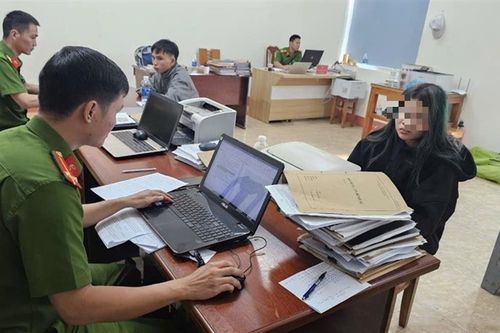 Chị cùng em trai cướp tiệm vàng lấy tiền trả nợ