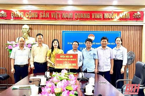 Ủy ban MTTQ tỉnh tiếp nhận ủng hộ từ huyện Triệu Sơn