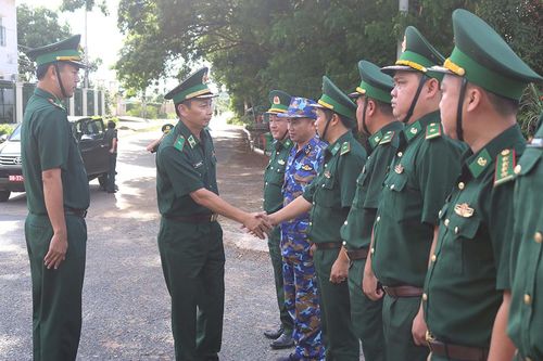 Thăm, động viên cán bộ, chiến sĩ làm nhiệm vụ trên sông Tiền