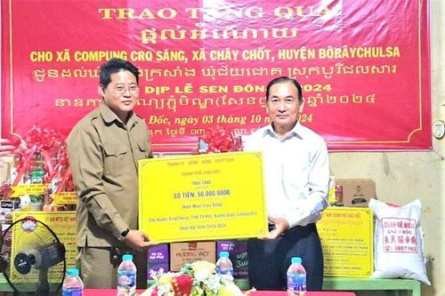 TP. Châu Đốc thăm, tặng quà xã Chây Chốt và Compuncroxang (huyện Boraychulsa, tỉnh Takeo, Vương quốc Campuchia)