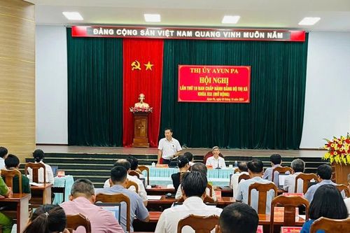 Hội nghị lần thứ 18 Ban Chấp hành Đảng bộ thị xã Ayun Pa khóa XIX (mở rộng)