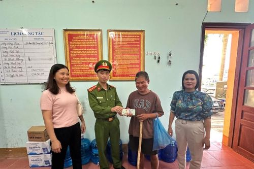 Văn Lãng: Công an thị trấn Na Sầm trao trả hơn 100 triệu đồng cho người dân đánh rơi