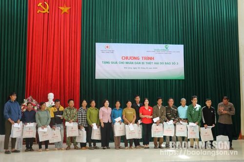 Hội Chữ thập đỏ tỉnh phối hợp với Vietcombank Lạng Sơn tặng 92 suất quà cho người dân bị thiệt hại do bão số 3 tại huyện Văn Lãng