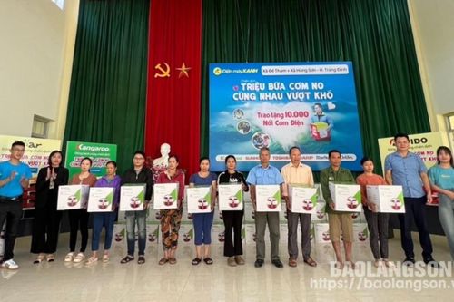 Trao tặng 600 nồi cơm điện cho người dân huyện Tràng Định