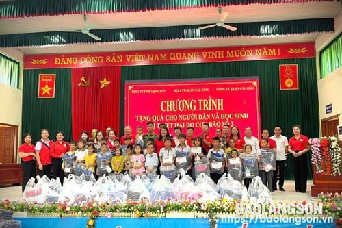 Hội Chữ thập đỏ tỉnh phối hợp trao 260 suất quà cho người dân và học sinh bị thiệt hại do bão số 3 trên địa bàn huyện Chi Lăng và Hữu Lũng