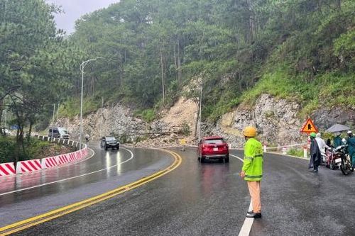 Sạt lở taluy dương trên đèo Prenn, không có thương vong về người