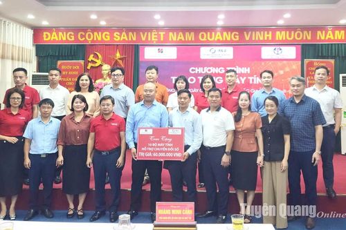 Doanh nghiệp tại Hà Nội tặng 10 máy tính cho các trường học của Tuyên Quang