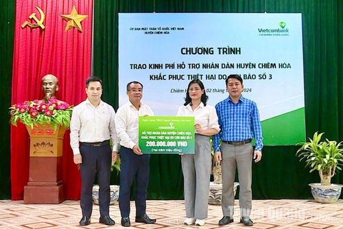 Vietcombank Chi nhánh tỉnh Tuyên Quang trao 200 triệu đồng hỗ trợ người dân huyện Chiêm Hóa khắc phục thiệt hại bão số 3